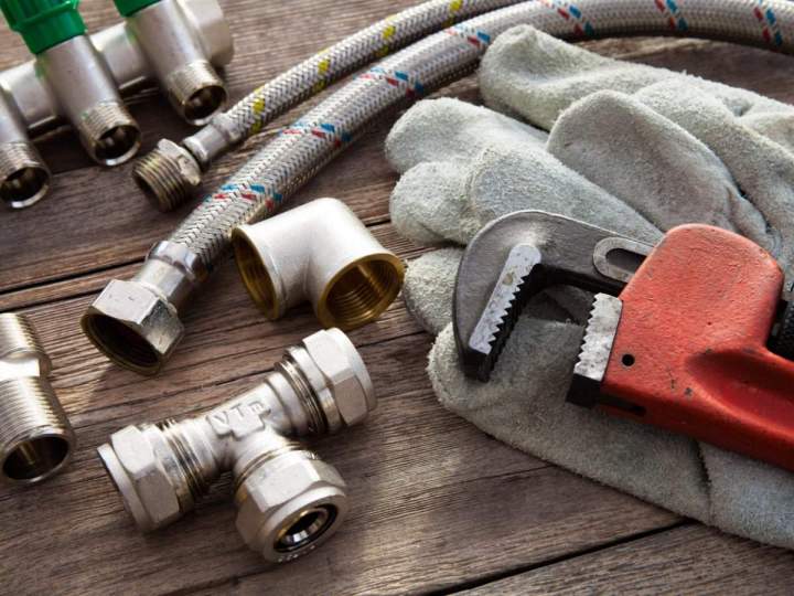 Plombier expérimenté pour une installation sanitaire fonctionnelle